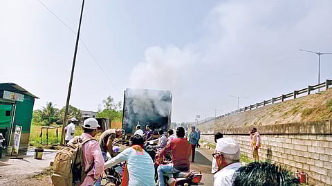 Anewadi toll naka truck fire