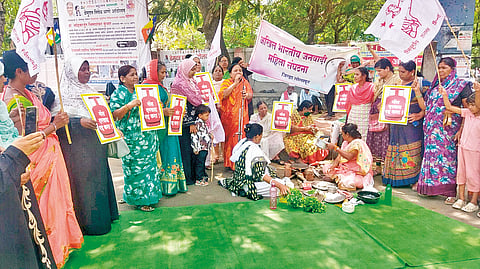 Solapur gas shortage: गॅस तुटवड्याविरोधात चूल पेटवून आंदोलन