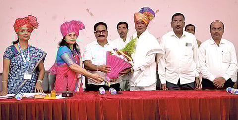 कोल्हापूर ः शेती उत्पन्न बाजार समितीच्या सभापतिपदी नानासो कांबळे यांची निवड झाल्यानंतर त्यांचा पुष्पगुच्छ देऊन सत्कार करताना निवडणूक निर्णय अधिकारी प्रिया दळणर. शेजारी सूर्यकांत पाटील यांच्यासह अधिकारी, संचालक.  