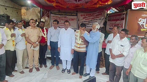 चंदगड : कामगार संघटनेचे सचिव अशोक गावडे यांना उसाचा रस पाजताना कॉ. उदय नारकर. शेजारी विशाल घोडके, विजय देवणे, पोलीस निरीक्षक निंगाप्पा चौखंडे आदी मान्यवर.