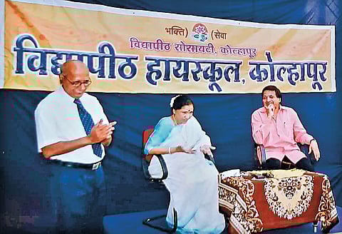 asha-bhosale-emotional-visit-university-high-school