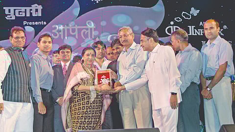 प्रसिद्ध गायिका आशा भोसले यांना 2008 मध्ये पद्मविभूषण पुरस्काराने गौरवण्यात आले. त्याच काळात आशाताईंचा कोल्हापुरात संगीत रजनीचा कार्यक्रम आयोजित करण्यात आला होता. या कार्यक्रमात शाहू महाराज, दै. ‘पुढारी’चे मुख्य संपादक डॉ. प्रतापसिंह जाधव यांच्या हस्ते आशाताईंचा हृद्य सत्कार करण्यात आला. यावेळी ‘पुढारी’ माध्यम समूहाचे चेअरमन डॉ. योगेश जाधव, विनायकराव मेटे, विशेष पोलिस महानिरीक्षक अशोक धिवरे, जिल्हाधिकारी प्रवीण दराडे आदी उपस्थित होते. 