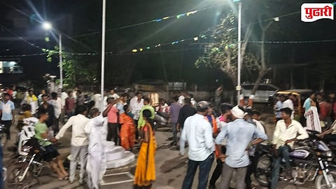 Pickup van overturns Chandrapur