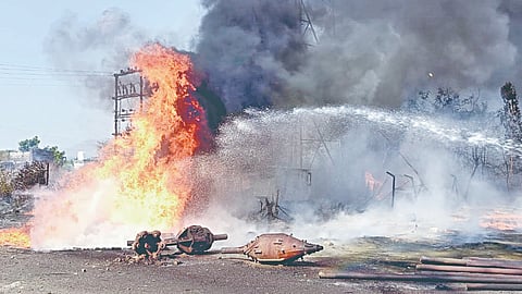 Satara Fire : रायगाव फाट्यावर पाईप साठ्याला भीषण आग 