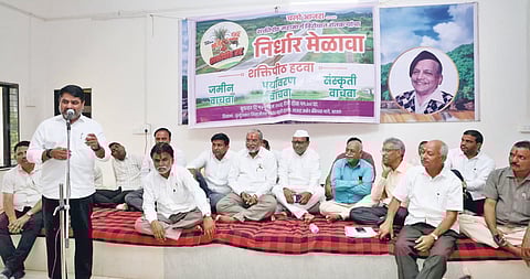 आजरा : येथे शेतकर्‍यांच्या निर्धार मेळाव्यात बोलताना आमदार सतेज पाटील. सोबत राजू शेट्टी, संपत देसाई, अंजना रेडेकर, मुकुंदराव देसाई, सुधीर देसाई, तानाजी देसाई आदी. 