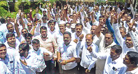 कोल्हापूर : सहायक निबंधक कार्यालयासमोर दूध संस्था प्रतिनिधींनी निदर्शने केली.