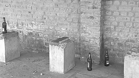 Satara News: रेकॉर्ड रूम परिसर झालाय मद्यपींचा अड्डा