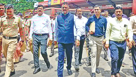 कोल्हापूर ः मध्यवर्ती बसस्थानकाची पाहणी करताना मंत्री प्रताप सरनाईक, एस.टी.चे अधिकारी आदी.	 