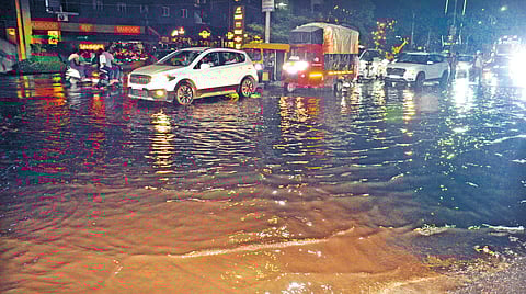 कोल्हापूर : कावळा नाका ते टेंबलाई उड्डाणपूल रस्त्यावर पाईपलाईनला लागलेल्या गळतीमुळे लाखो लिटर पाणी वाया गेले. 