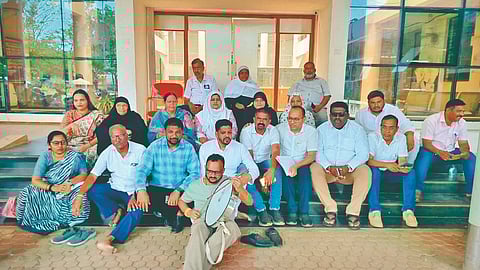 Belgaum municipal corporation: मनपाच्या पायऱ्यांवर नगरसेवकांचा ठिय्या