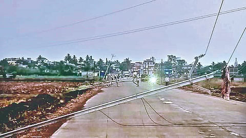Satara news: वादळी वाऱ्यामुळे विद्युत खांब रस्त्यावर कोसळले