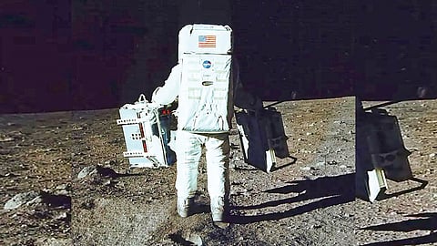 Astronaut moon mission |