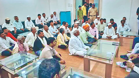 Onion price: कांद्याला दीड रुपया भाव; शेतकऱ्यांनी रोखला लिलाव  