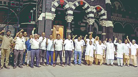 कोल्हापूर : सरकारी-निमसरकारी कर्मचारी, शिक्षक-शिक्षकेतर कर्मचार्‍यांच्या बेमुदत संपाला सोमवारी मध्यरात्री प्रारंभ झाला. सीपीआर आवारात निदर्शने करण्यात आली. यावेळी उपस्थित अनिल लवेकर, वसंत डावरे, रमेश भोसले, नितीन कांबळे आदी. 