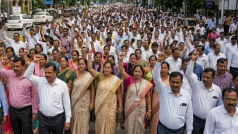 Government employees strike |