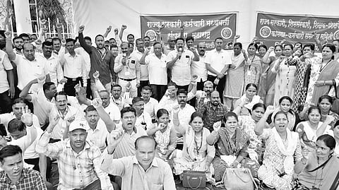 Sangli government employees protest: शासकीय कर्मचाऱ्यांचा संप सुरुच; कामकाज ठप्प 