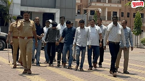 अमरावती : अचलपूर-परतवाडातील अल्पवयीन मुलींचे लैंगिक शोषण आणि अश्लील व्हिडिओ व्हायरल प्रकरणातील मुख्य आरोपी अयान अहमदला घेऊन जाताना पोलिस 