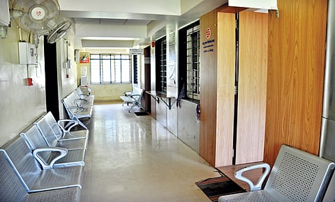 कोल्हापूर : सरकारी कर्मचार्‍यांच्या संपामुळे एरव्ही दस्त नोंदणीसाठी गर्दीने गजबजून गेलेल्या दुय्यम निबंधक कार्यालयात बुधवारी असा शुकशुकाट होता. 

