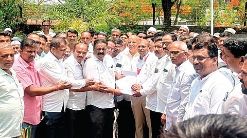 कोल्हापूर : सहायक निबंधक ठाकरे यांना निवेदन देताना दूध संस्था प्रतिनिधी. 