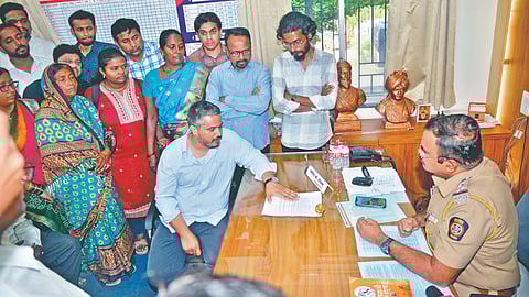 कोल्हापूर : पोलिस निरीक्षक सतीश होडगर यांच्यासमवेत चर्चा करताना आ. रोहित पवार व कार्यकर्ते, इंडिया आघाडीचे पदाधिकारी. 