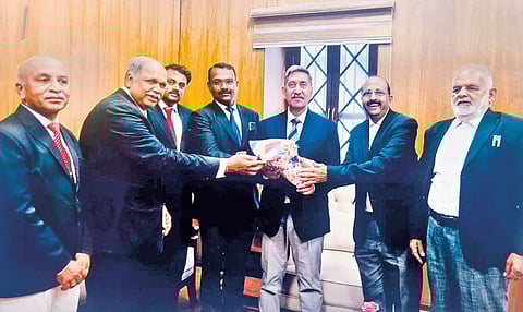 कोल्हापूर : मुंबई उच्च न्यायालयाचे मुख्य न्यायाधीश चंद्रशेखर यांचे जिल्हा ग्राहक वाद आयोग व कोल्हापूर जिल्हा ग्राहक बार असोसिएशनच्या वतीने स्वागत करण्यात आले.