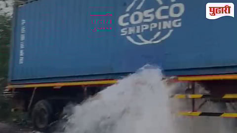 महामार्गावर कंटेनरची जलवाहिनीला धडक; लाखो लिटर पाणी वाया