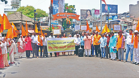 कोल्हापूर : ‘शिवाजी कोण होता?’ या पुस्तकावर तत्काळ बंदी घालावी, या मागणीसाठी शनिवारी हिंदुत्वनिष्ठ संघटनांच्या वतीने छत्रपती शिवाजी चौकात आंदोलन करण्यात आले.	