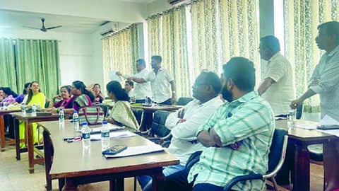 सावंतवाडी नगरपालिकेच्या सर्वसाधारण सभेत सत्ताधारी व विरोधी नगरसेवकांमध्ये ठराव घेण्यावरुन खडाजंगी उडाली. (छाया: नागेश पाटील)