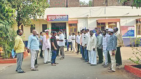 मुरगूड : लग्न मोडल्यानंतर नववधू-वरासमवेत दोन्ही पक्षांकडील मंडळींनी मुरगूड पोलिस ठाण्याच्या आवारात केलेली गर्दी.
