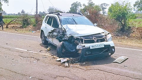 Chikodi Accident: दोन बसेसच्या स्पर्धेत कारला धडक
