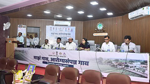 Jalgaon News : जळगाव जिल्हा “आरोग्य संपन्न” बनविण्यासाठी सर्व विभागांनी समन्वयाने काम करावे : पालकमंत्री गुलाबराव पाटील