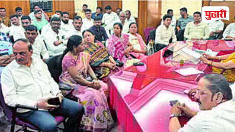 नाशिक : महापौर दालनात झालेल्या बैठकीप्रसंगी महापौर हिमगौरी आडके, उपमहापौर विलास शिंदे यांसह उपस्थितीत नगरसेवक व शेतकरी.