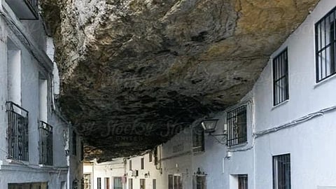 Setenil de las Bodegas : एक स्पॅनिश गाव जे एका विशाल दगडाखाली राहते! 