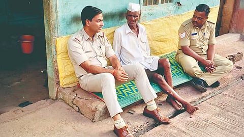 Belgaum news: पोलिसांतील माणुसकी : वृद्धाला दिला ‌‘आसरा‌’!
