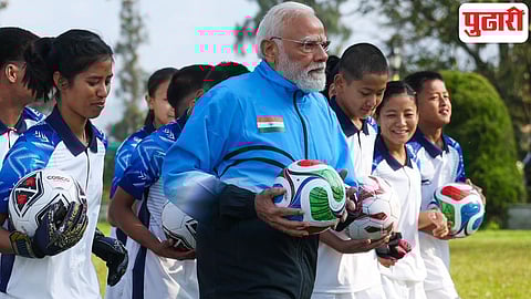 PM मोदी गंगटोकमध्ये खेळले फुटबॉल; पहिला गोल अन् तरुणांसोबत जल्लोष! पाहा व्हायरल व्हिडिओ