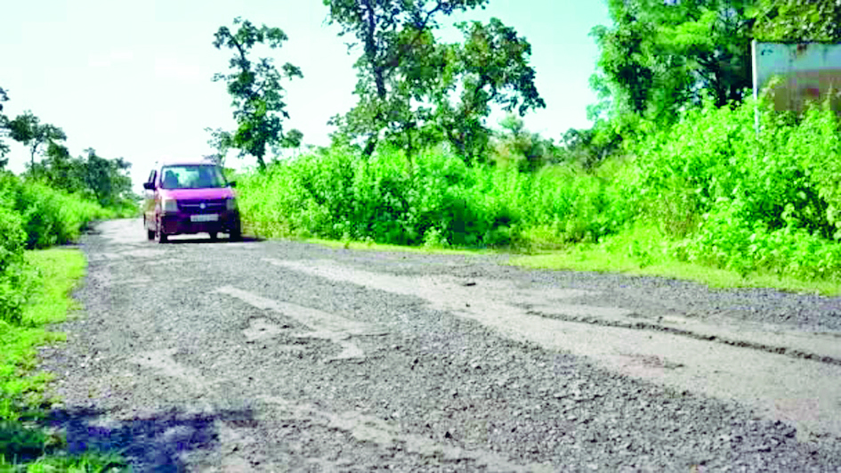 Solapur news: अतिवृष्टी, महापुरामुळे खराब झालेल्या रस्त्यांना निधी मिळेना