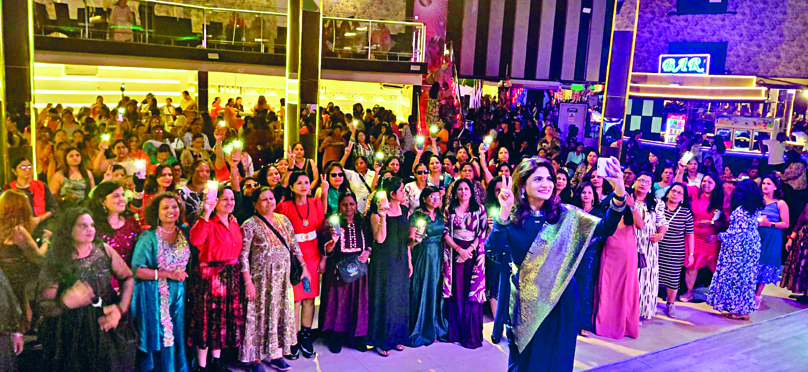 कोल्हापूर : दैनिक ‘पुढारी’ कस्तुरी क्लब व अ हेवन हॉलिडेज यांच्या वतीने आयोजित थायलंड महिला स्पेशल सहलीत साजर्‍या करण्यात आलेल्या कस्तुरी नाईट कार्यक्रमात महिलांसोबत धमाल करताना दैनिक ‘पुढारी’ कस्तुरी क्लबच्या अध्यक्षा डॉ. स्मितादेवी जाधव.