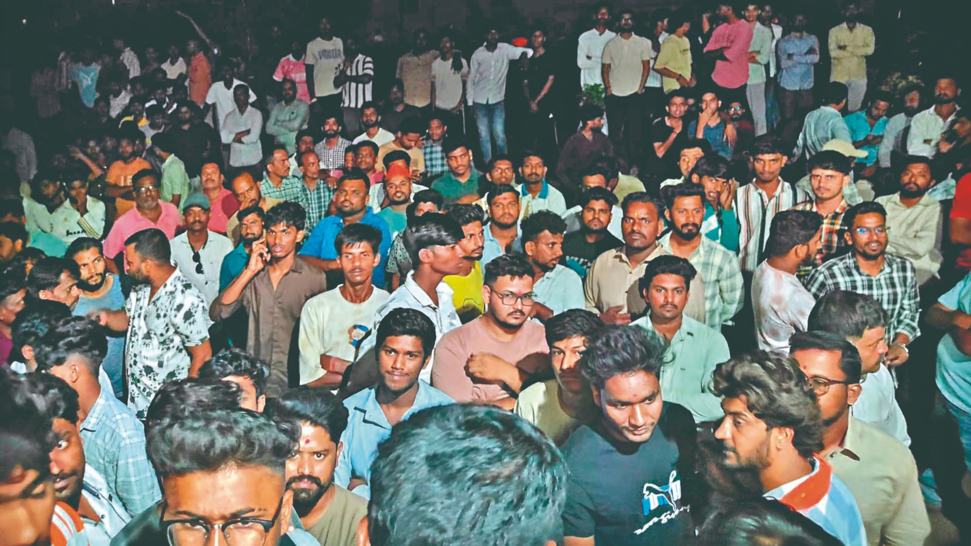 शिरोली पुलाची : बुधवारी रात्री उशिरापर्यंत कार्यकर्त्यांनी पोलिस ठाण्याच्या आवारात मोठी गर्दी केली होती. 