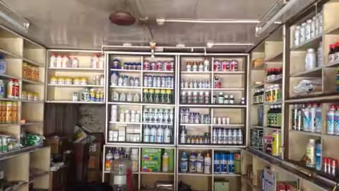 Akola News : अकोला जिल्ह्यातील 3 कृषी सेवा केंद्रांचे परवाने निलंबित, 5 केंद्रांना नोटीसा; जिल्हा अधीक्षक कृषी अधिकाऱ्यांची कारवाई