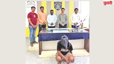 Beed mobile shop theft