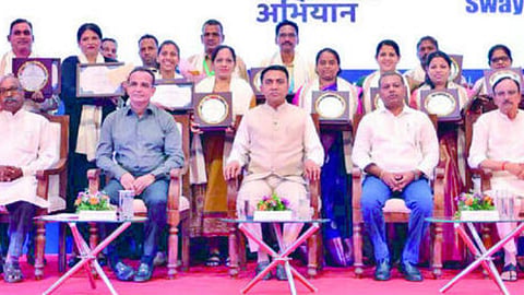 दोनापावला : कामगारदिनी कामगारांचा श्रम गौरव पुरस्कार देऊन गौरव करताना मुख्यमंत्री डॉ. प्रमोद सावंत, मंत्री बाबूश मोन्सेरात, आयुक्त राजेश आजगावकर व इतर.