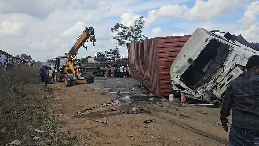 Karnataka Accident | बेंगलोरजवळ कार - कंटेनरचा भीषण अपघात: सांगलीतील ...
