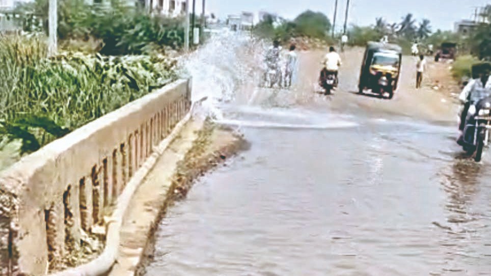 Sangli Pipeline Leakage : कुपवाड ते मिरज रस्त्यावर जलवाहिनीस गळती