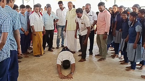 மாணவர்களிடம் மன்னிப்பு கேட்ட பாமக எம்.எல்.ஏ 