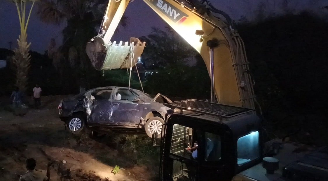 விபத்துக்குள்ளான கார்