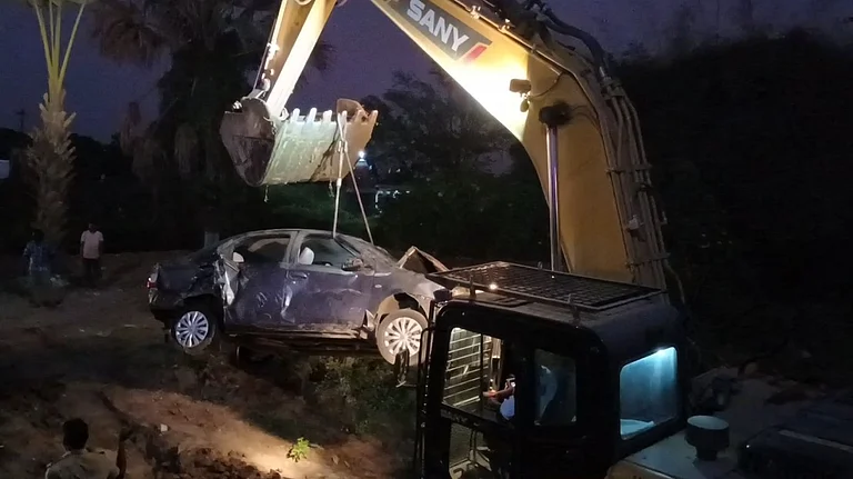 விபத்துக்குள்ளான கார்