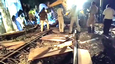 செங்கோட்டை அருகே தண்டவளாத்தில் விபத்துக்குள்ளான லாரி