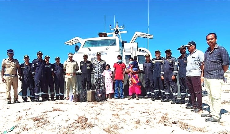 இலங்கையில் இருந்து ஒரே குடும்பத்தைச் சேர்ந்த 4 பேர் தமிழகத்தில் தஞ்சம் | 4 members of the same family came as refuge from Sri Lanka to Tamil Nadu