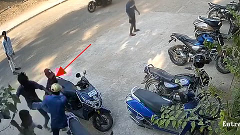 தாக்கிய கும்பல்