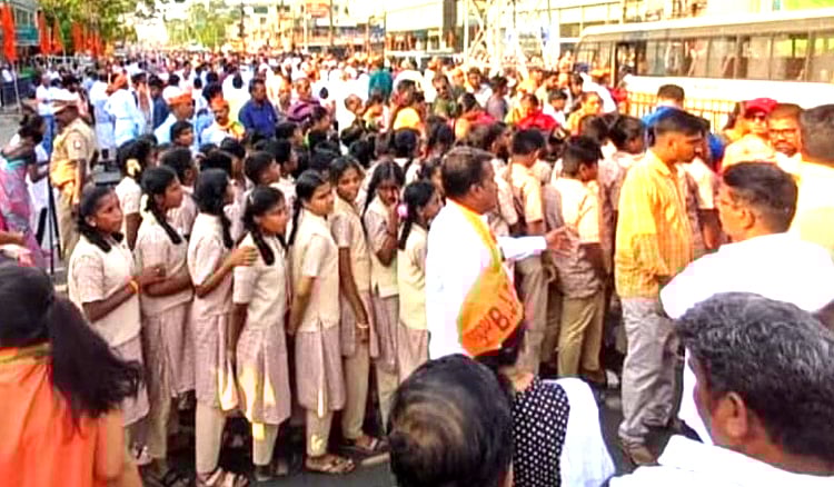 பிரதமர் நிகழ்ச்சியில் பள்ளி மாணவிகள் -3 பள்ளிகள் மீது வழக்கு|Case against 3 schools in Coimbatore for forcing schoolgirls to participate in PM program